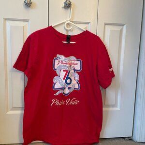 Philadelphia 76ers NBA "Phila Unite" Red T-Shirt Adult Men's XL (Snake Logo)